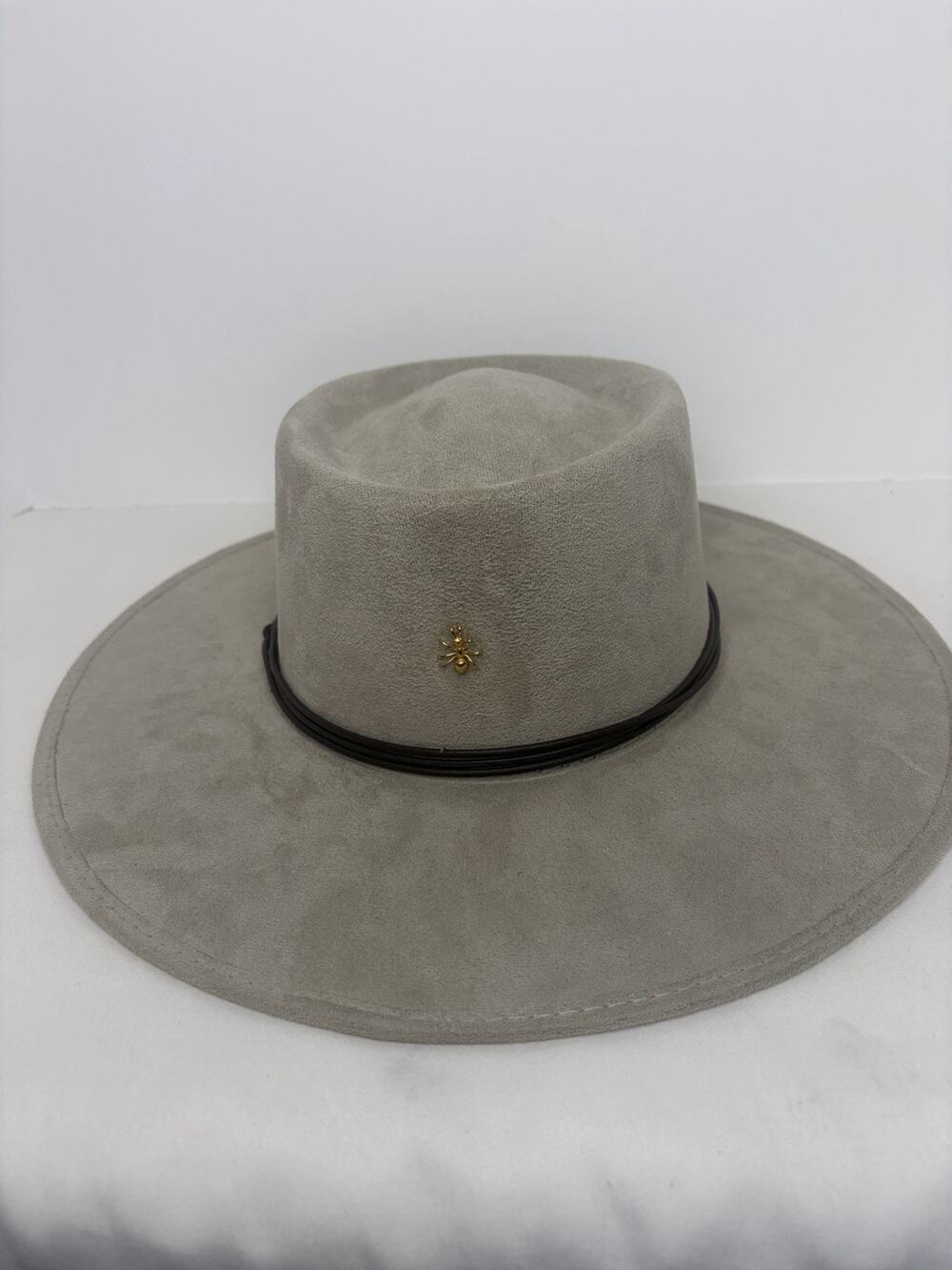 De La Rosa Tulum Hat features a soft, light-colored suede finish and a gold pin.